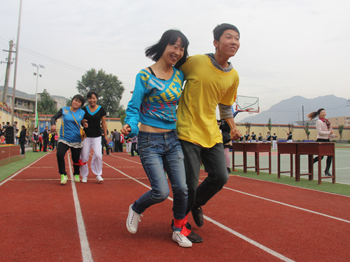 二人三足比赛现场 